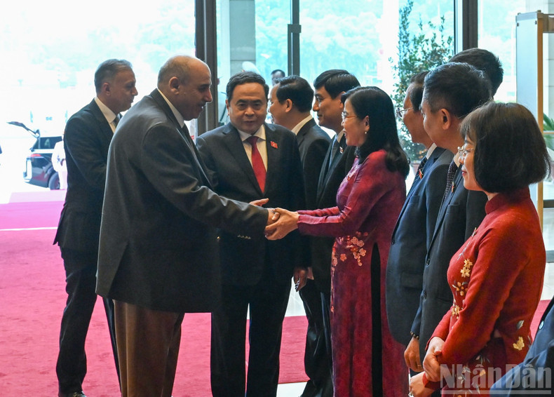 国会主席陈青敏向约旦众议院议长介绍出席欢迎仪式的越南国会代表。