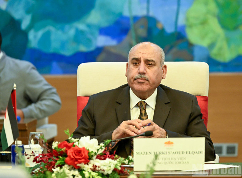 约旦众议院议长马赞·图尔基·埃尔·卡迪在会谈上发表讲话。