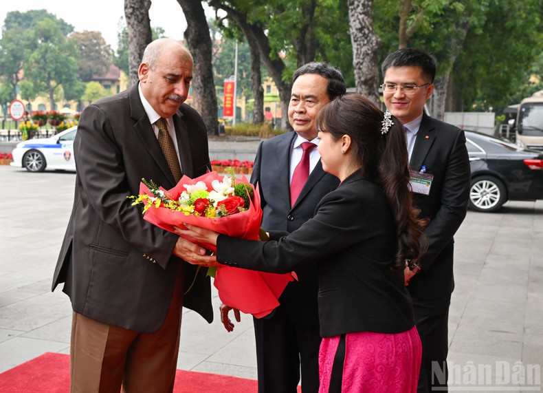 国会办公厅人员送花欢迎约旦众议院议长马赞·图尔基·埃尔·卡迪访越。