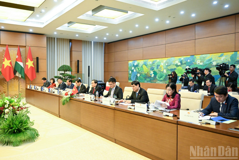 国会主席陈青敏以及越南国会代表出席会谈。