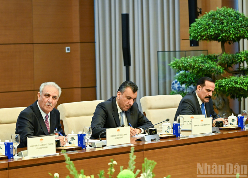 陪同约旦众议院议长马赞·图尔基·埃尔·卡迪出席会谈的各位代表。