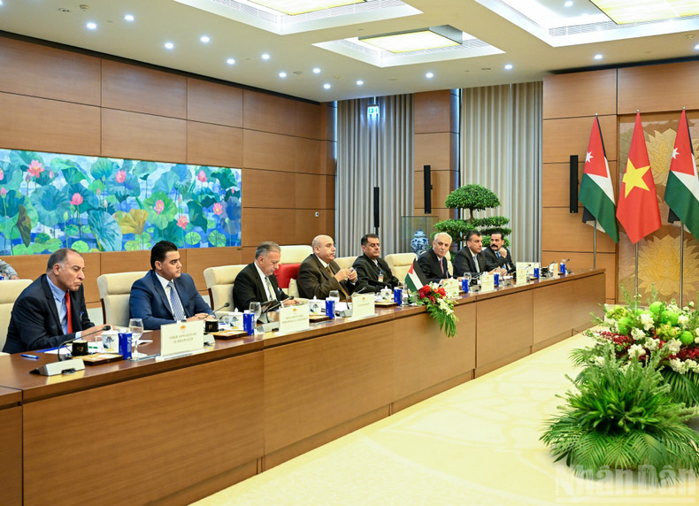 约旦众议院议长马赞·图尔基·埃尔·卡迪以及各位代表出席会谈。