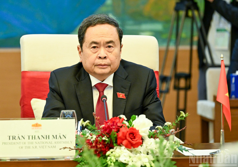 国会主席陈青敏在会谈上发表讲话。