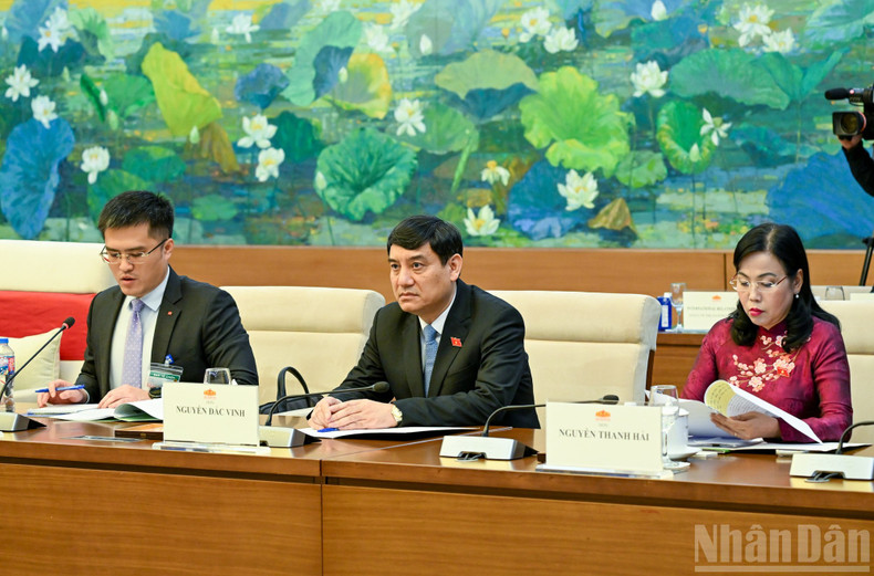 越南国会代表出席会谈。