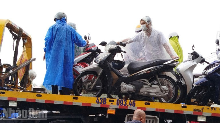 洪水中的温暖之爱。 洪水中的温暖之爱。