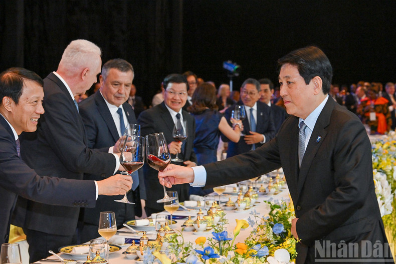 梁强主席同各位代表举杯庆祝。