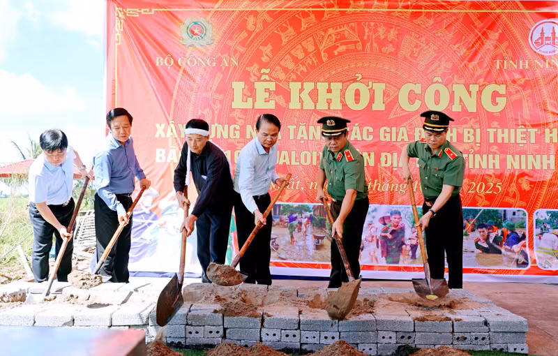 为受第10号台风及其残余环流影响的家庭建设新房的奠基仪式。（图片来源：baochinhphu.vn）