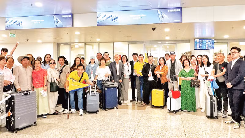 3月4日下午，所有参加该旅行社中东旅游团的游客均已安全抵达河内内排国际机场。