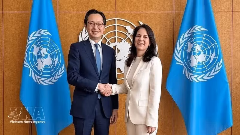 越南常驻联合国代表团团长杜雄越大使与第80届联合国大会主席安娜莱娜·贝尔伯克。（图片来源：越通社）
