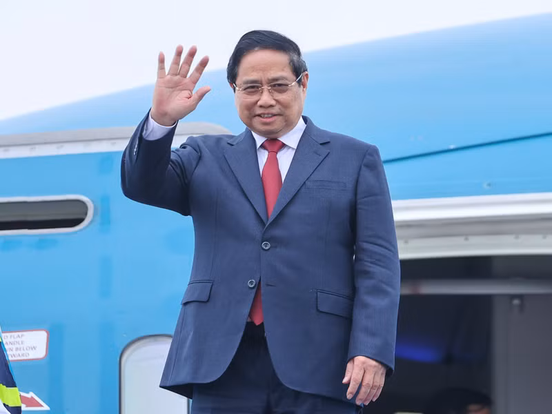 政府总理范明正回到河内，圆满结束对俄罗斯联邦的正式访问之行。（图片来源：VGP）