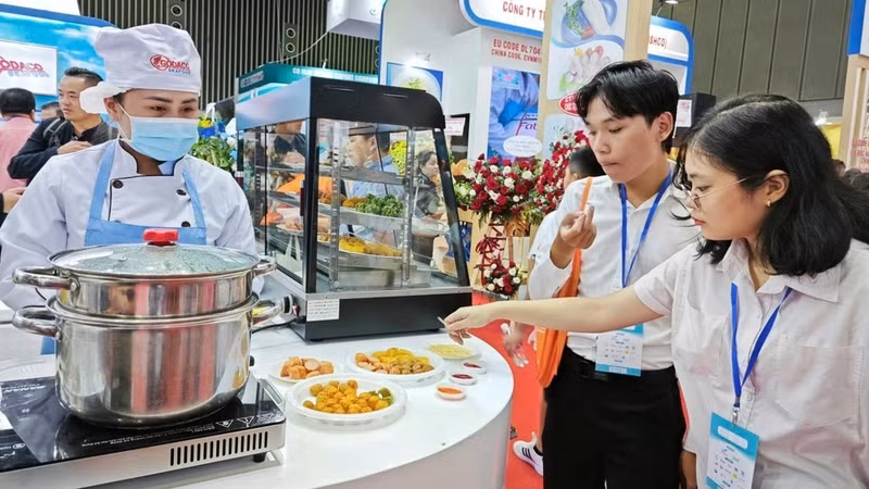 消费者在Vietfish展会上了解出口水产品。（玉映 摄）
