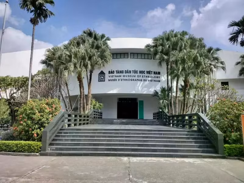 越南民族学博物馆位于河内阮文暄路，是展示和保存越南54个兄弟民族文物的重要场所之一。