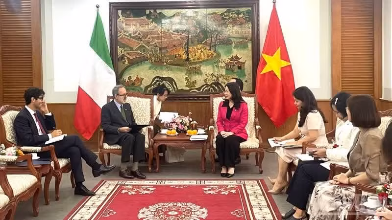 越南文化、体育与旅游部部长林氏芳青会见意大利驻越南大使。