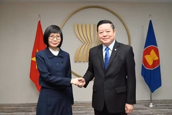 越南常驻东盟代表团团长孙氏玉香大使与东盟秘书长高金洪在印度尼西亚首都雅加达举行工作会谈。（图片来源：越通社）