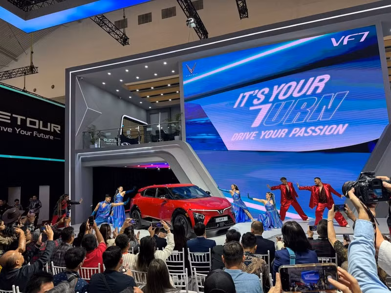 越南VinFast纯电动车型VF7。（图片来源：越通社）