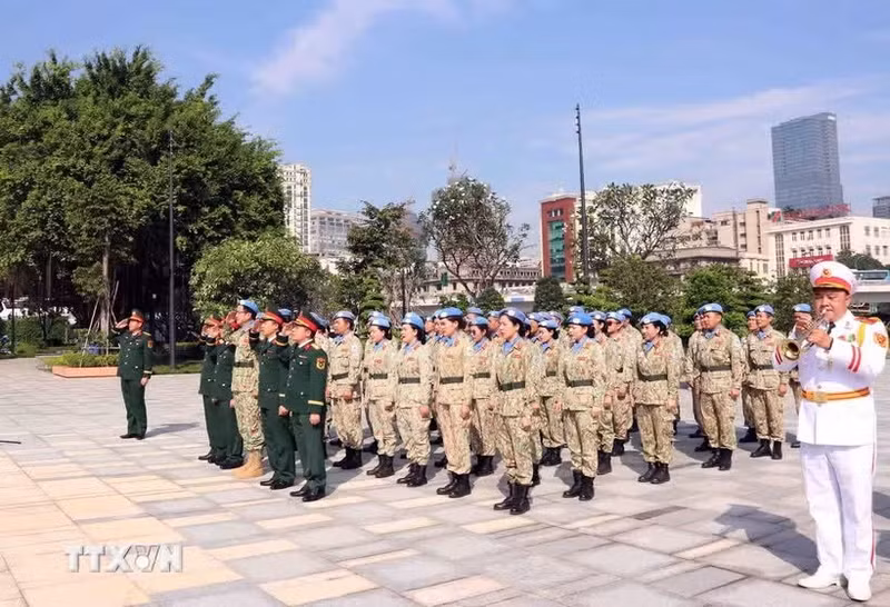 越南维和力量上香缅怀胡志明主席。（图片来源：越通社）