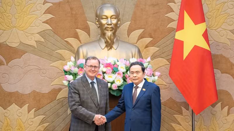 越南国会主席陈青敏和德国联邦议会副议长博多·拉梅洛合影留念。