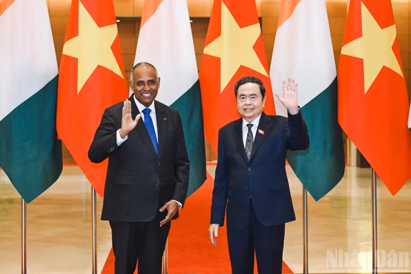 越南国会主席陈青敏同科特迪瓦国民议会议长帕特里克·阿希合影。