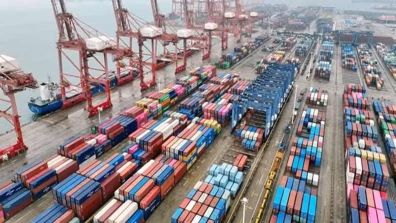 一艘货船正在中国江苏省连云港港卸载集装箱。（图片来源：新华社）
