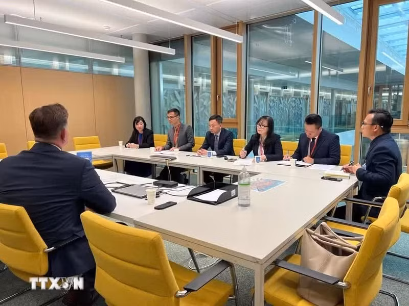 越南公安部工作代表团与世界知识产权组织（WIPO）咨询委员会举行工作会谈。（图片来源：越通社）