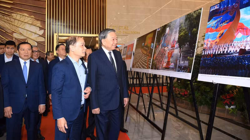 苏林总书记参观图书展示区、主题图片展及新闻领域数字化转型成就展。
