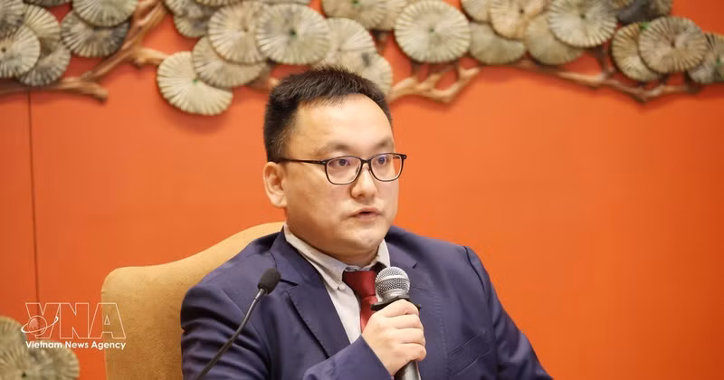 郑寰教授回答越通社驻北京记者关于当前中国共产党与越南共产党关系的提问。（图片来源：越通社）