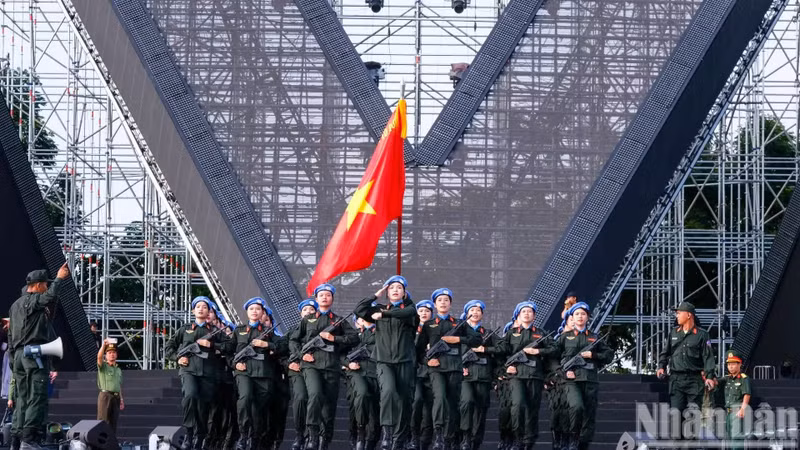 参加《祖国在我心中》政论艺术晚会的阅兵方队做好准备。