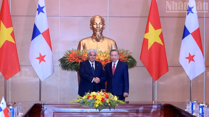 越共中央总书记、国家主席苏林和巴拿马总统何塞·劳尔·穆利诺。