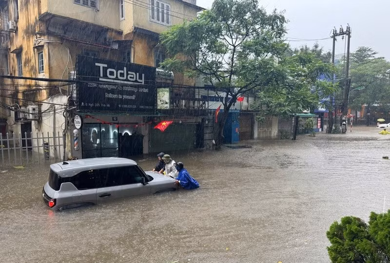 受第5号台风影响河内多条街道局部被淹。（图片来源：越通社）