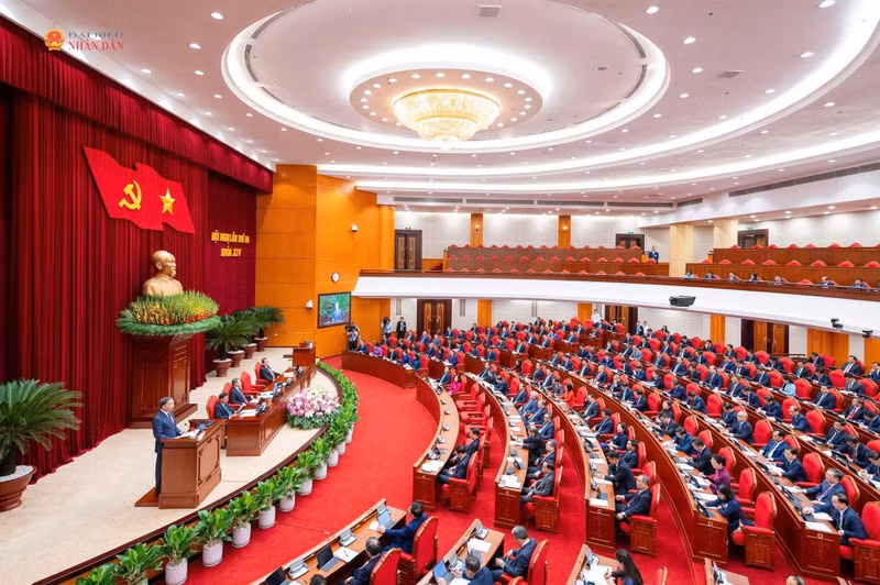越共十四届三中全会第二天议程场景。