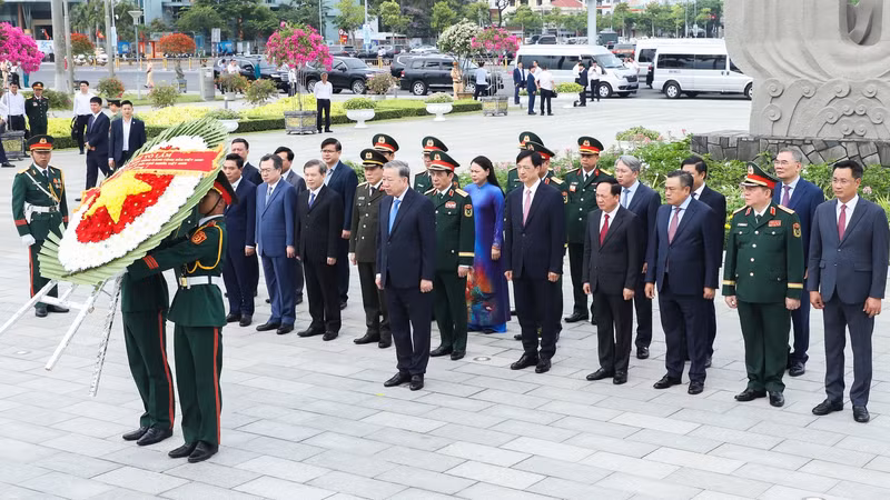 越共中央总书记、国家主席苏林在岘港市进香缅怀英雄烈士。（图片来源：岘港报）