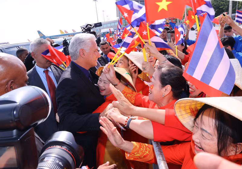 首都河内民众欢迎古共中央第一书记、古巴共和国主席米格尔·迪亚斯—卡内尔·贝穆德斯访越。（图片来源：越通社）