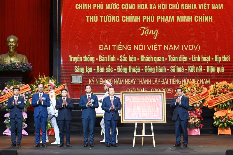 范明正总理向《越南之声》赠送礼物。