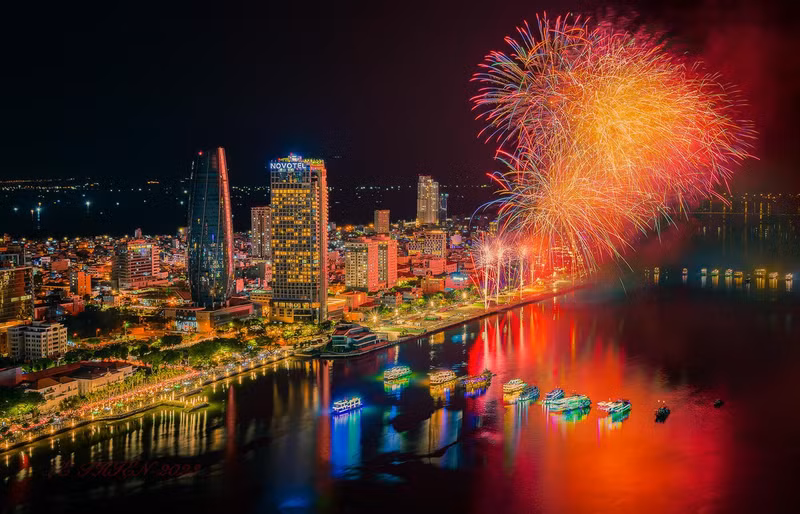 岘港夜景。