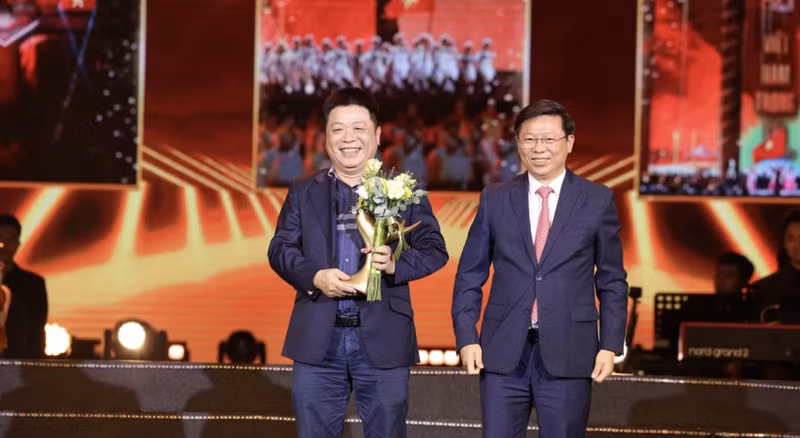 越南《人民报》社副总编辑桂廷原接受向音乐会《祖国在我心中》授予的贡献纪念章。