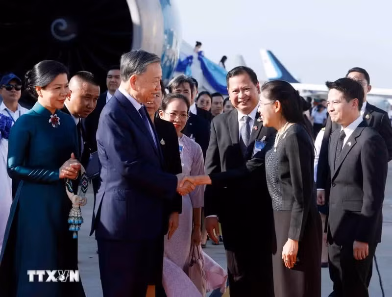 泰国多位高级官员到机场迎接苏林总书记、国家主席和夫人。（图片来源：越通社）