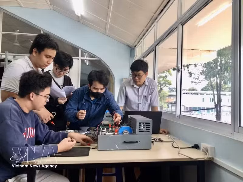 胡志明市国家大学理工大学学生应用高科技。（图片来源：越通社）