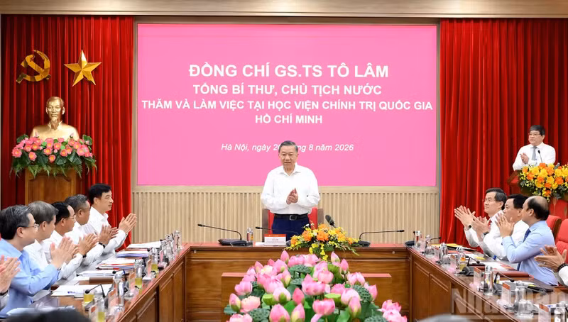越共中央总书记、国家主席苏林同胡志明国家政治学院领导举行工作座谈。
