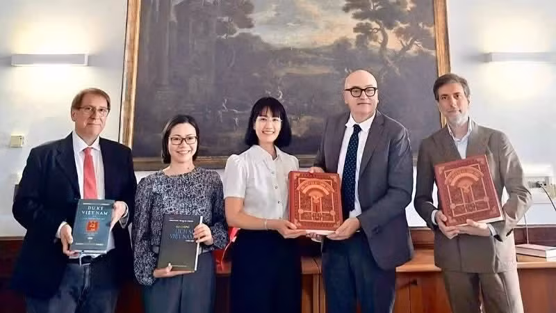 阮芳英大使向那不勒斯东方大学越南语系赠送部分越文图书。（图片来源：越南驻意大利大使馆提供）