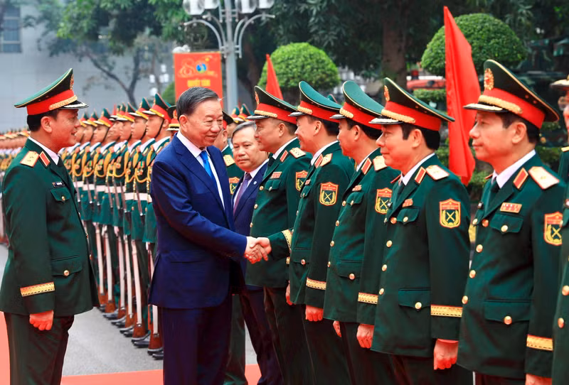 越共中央总书记、国家主席、中央军委书记苏林在纪念活动上检阅仪仗队。（图片来源：新河内报）