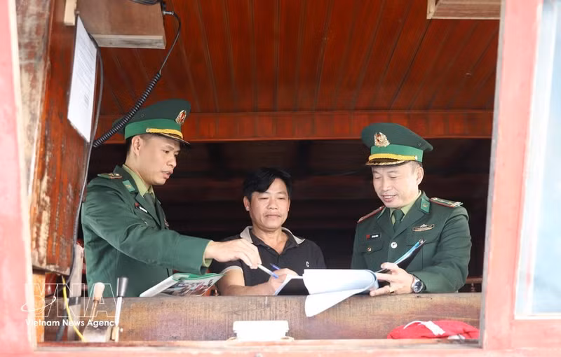 义安省渔民签署不非法捕捞海产品承诺书。（图片来源：越通社）