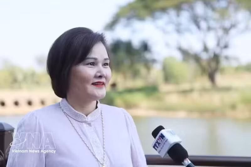 旅老越南企业家、海外越南企业家协会副主席范氏明红接受越通社驻老挝记者的采访。