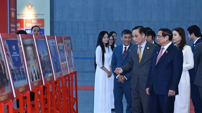 范明正总理参观外交活动摄影展。