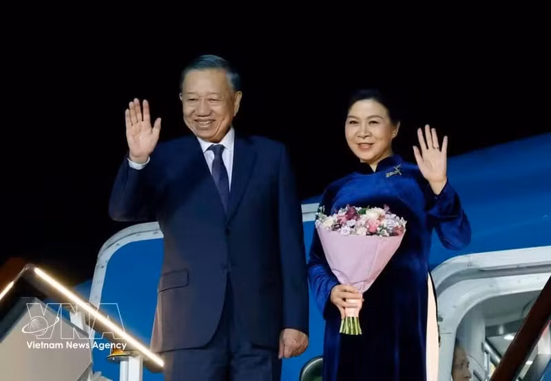 越共中央总书记、国家主席苏林和夫人离开俄罗斯首都莫斯科，继续前往法国巴黎。（图片来源：越通社）