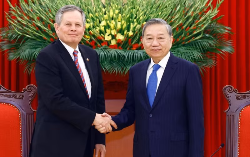 2025年3月，越共中央总书记苏林会见美国蒙大拿州美国参议院议员史蒂夫·戴恩斯。（图片来源：越通社）