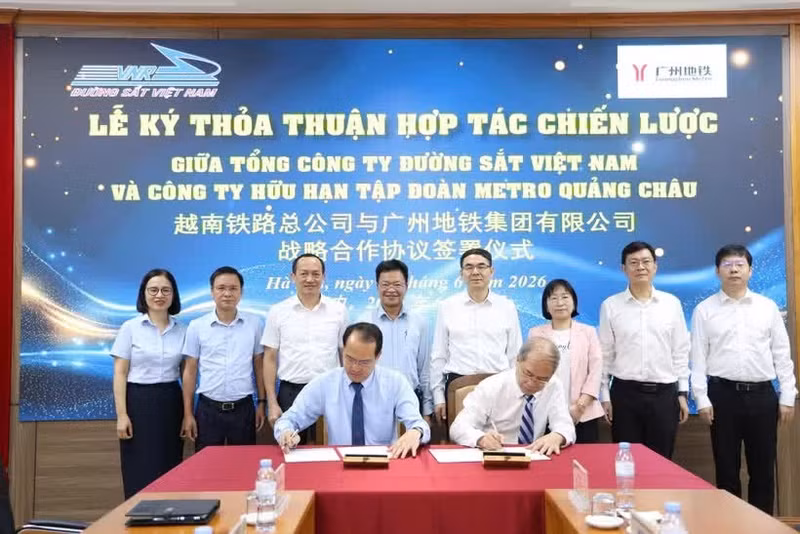 越南铁路总公司与中国广州地铁集团战略合作协议签署仪式。（图片来源：越通社）