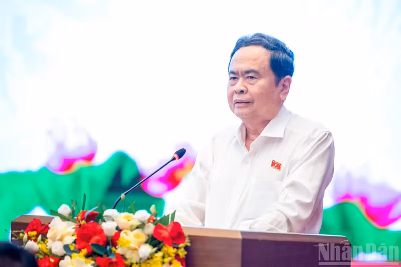 国会主席陈青敏发表讲话。