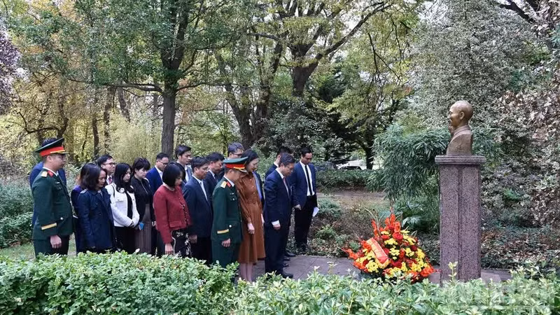 旅法越南人向胡志明主席献花。