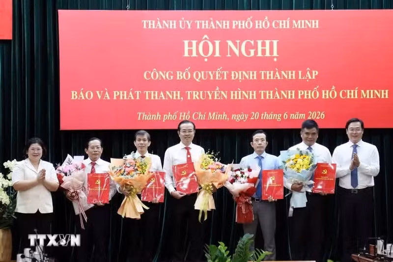 胡志明市市委领导向新成立的胡志明市新闻与广播电视机构总经理和副总经理颁发任命决定。（图片来源：越通社）