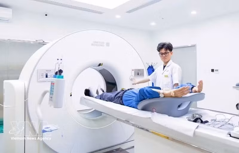 海防国际综合医院配备的采用人工智能（AI）技术的UCT 960 CT扫描系统。（图片来源：越通社）